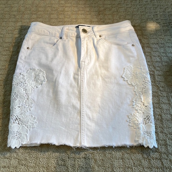 White Denim jean skirt with cotton floral appliqué on sides - Small - Picture 1 of 7